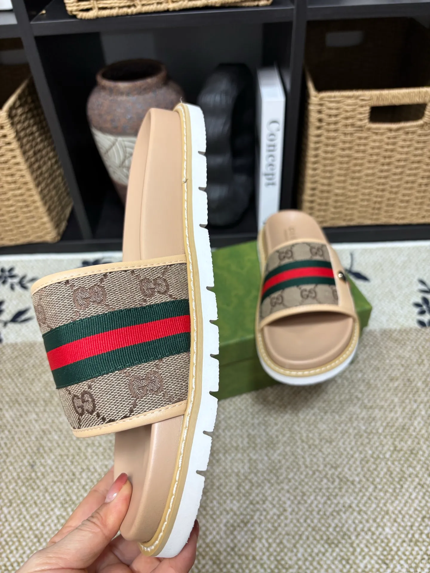 Factory 💰 300 yuan Gucci slippers] high-end men's shoes brand official website 1:1 latest masterpiece: original mold customization, the fabric is made of imported original materials, upgraded outsole, lighter and non-slip. The market's top quality, simple yet tasteful, a must-have for fashionistas, fashionable at your feet, full of confidence, the same style at the counter 👍The season of summer slippers is here. Code: 38-45 (45 customized)